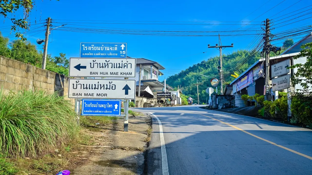 dok_bua_ tong_ban_tee_baan_bua_mae_kham_road_sign