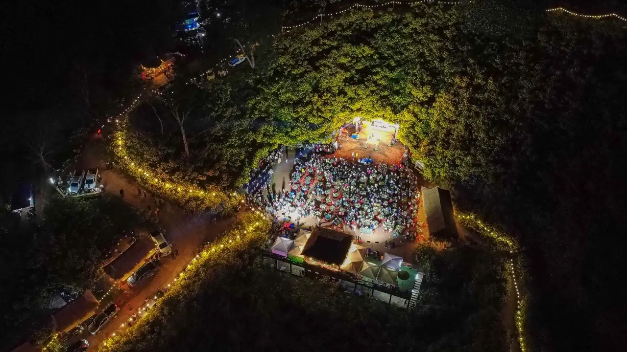 dok_bua_tong_ban_tee_baan_bua_mae_kham_night_view